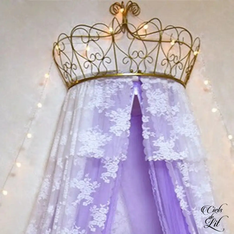 Ciel de lit avec couronne