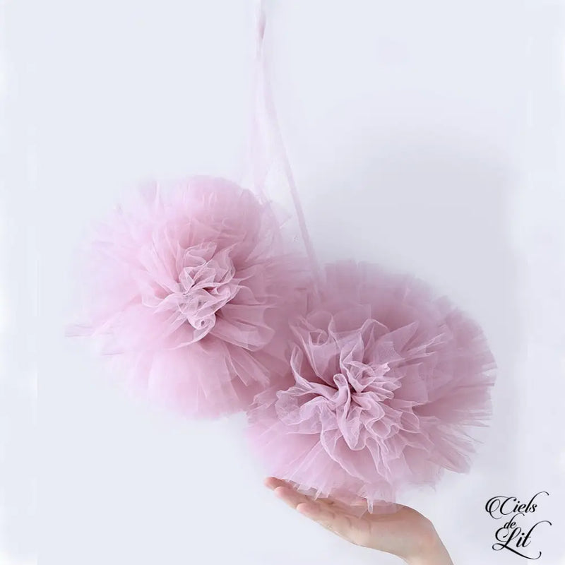 Deco pompon en tulle pour ciel de lit